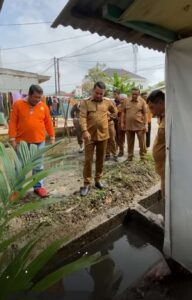 Wakil Bupati Pelalawan, Husni Thamrin, langsung meninjau drainase usai memimpin rapat Satgas