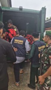 Dua tersangka dimasukkan ke mobil tahanan