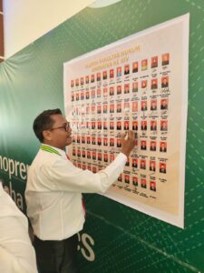 Paber Siahaan saat menanda tangani alumni Fakultas Hukum Universitas Pasir Pangaraian 